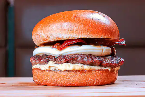 Hambúrguer Caseiro de Bacon com Catupiry